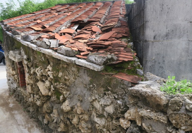 A broken roof on top of a house made using Caizhai in Nanliao