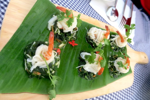 Appetizers made with prawn, seaweed and noodles arranged on a platter